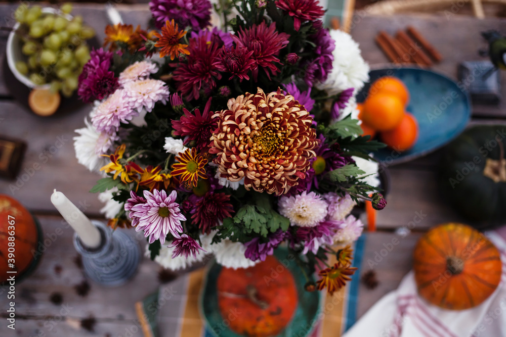 Obraz premium autumn background.vintage table with pumpkins and oranges in the autumn garden.thanksgiving,autumn party
