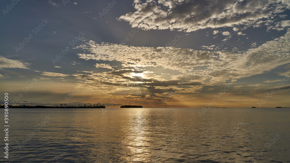 Fototapeta premium Sunset over uninhabited islands of archipelago San Blas, Panama 