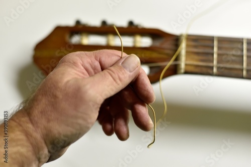 Changer les cordes d'une guitare classique