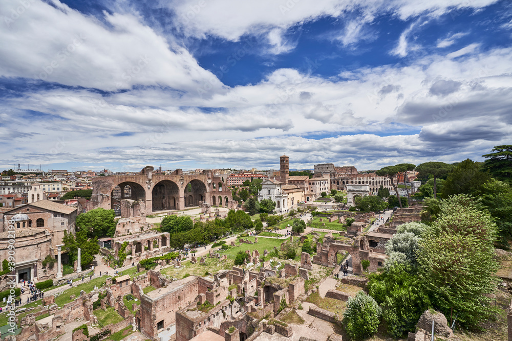 Roma antigua con cielo calro con nubes