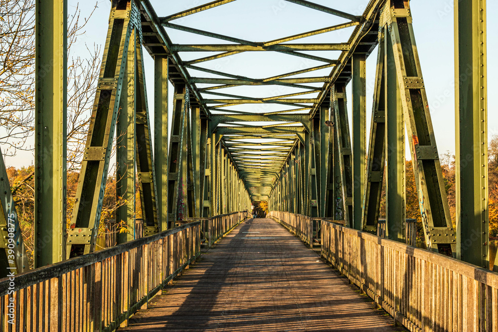 Obraz na plátně Alte Eienbahnbrücke Heisingen-Kupferdreh in Essen über der Ruhr - Radweg Wanderw