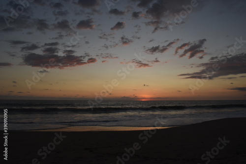 puesta de sol playa Oaxaca olas
