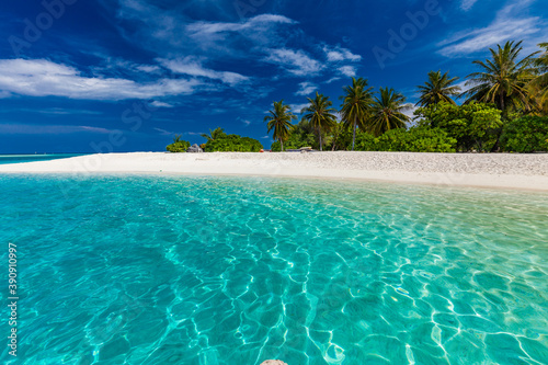 Fototapeta Naklejka Na Ścianę i Meble -  White sandy beach in Maldives with amazing blue lagoon