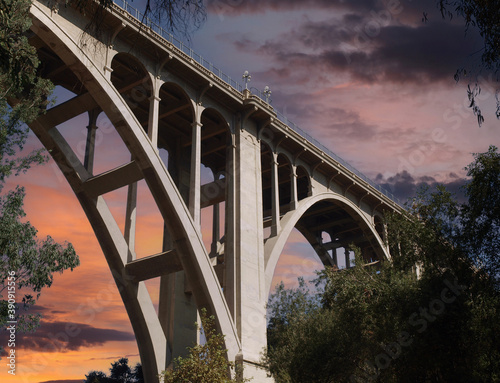 Fototapeta Historic Colorado Boulevard Bridge in Pasadena California with sunset sky