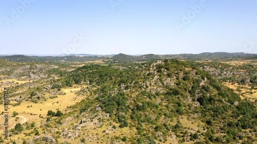 le Caylar sur le plateau du Larzac photo