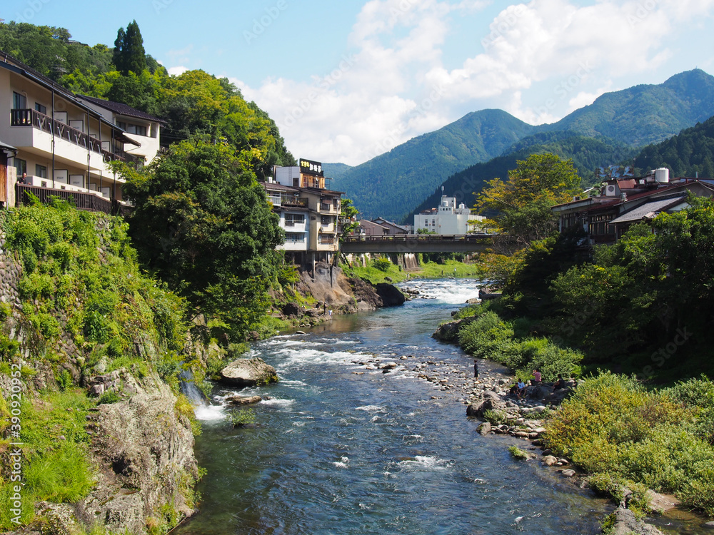 Fototapeta premium 岐阜県 郡上市 宮ヶ瀬橋から見た吉田川