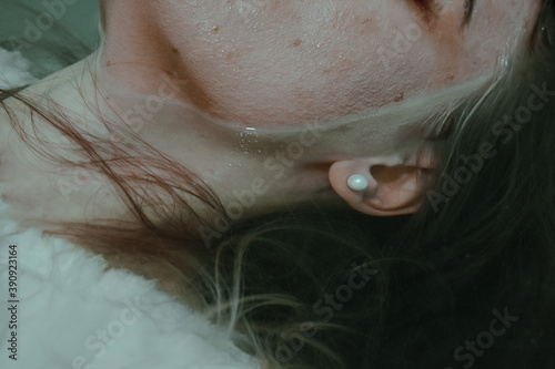 Εκτύπωση καμβά Neck and the head of a female with a pearl earring in the water
