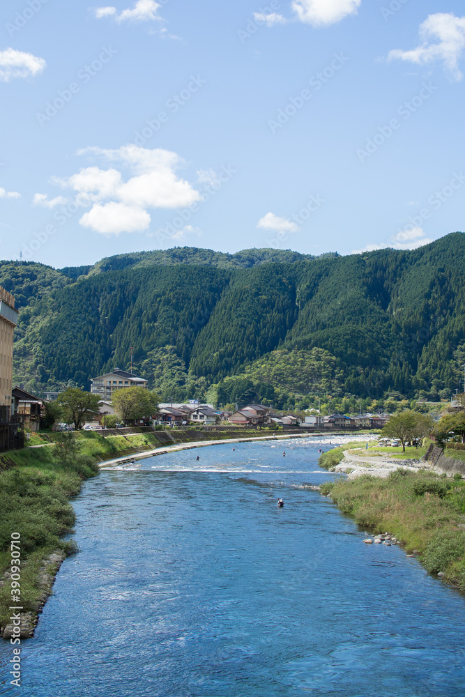 岐阜県 郡上市 吉田川に入る釣り人 岐阜県 郡上市 吉田川に入る釣り人