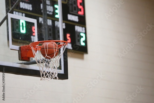 Obraz na płótnie Basketball through the hoop with backboard in the background