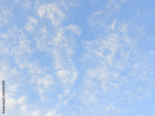 青空に曇