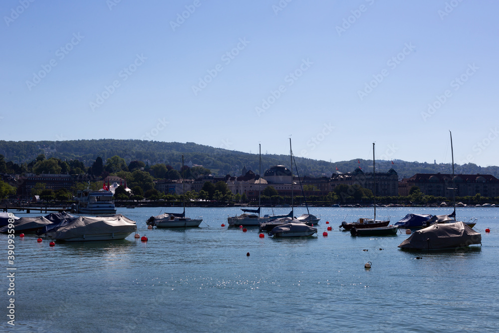 Fototapeta premium Hivernage des bateaux dans une marina en Suisse
