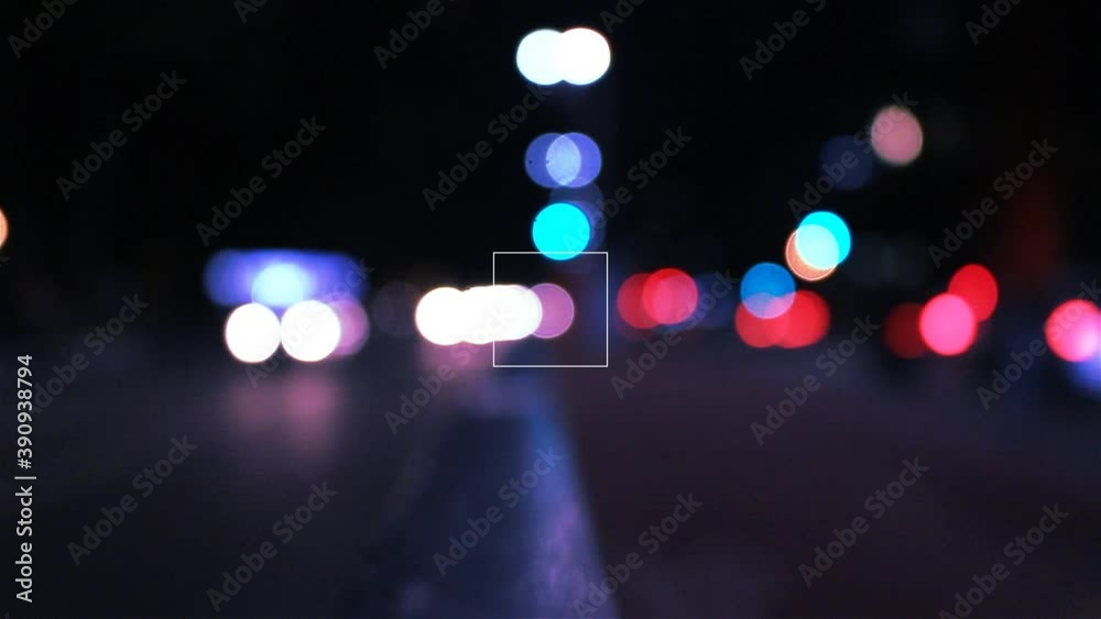 Faróis de carros com bokeh em movimento na Avenida Paulista, em São Paulo, Brasil.