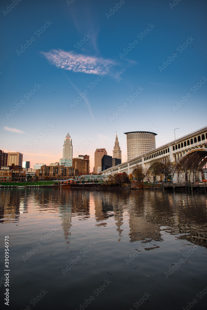 Fototapeta premium Cleveland ohio skyline at sunset on the river