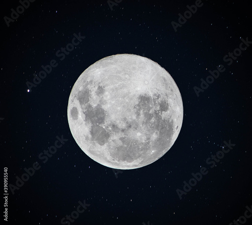 Luna llena y estrellas, cielo nocturno sobre Santiago de Chile