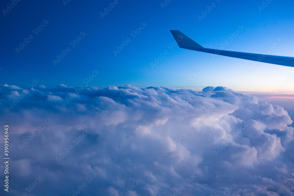 飛行機の窓から見える積乱雲 飛行機の窓から見える積乱雲