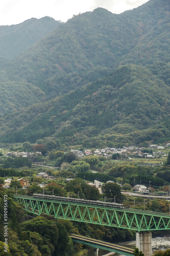 山間の鉄橋を渡る普通列車 山間の鉄橋を渡る普通列車