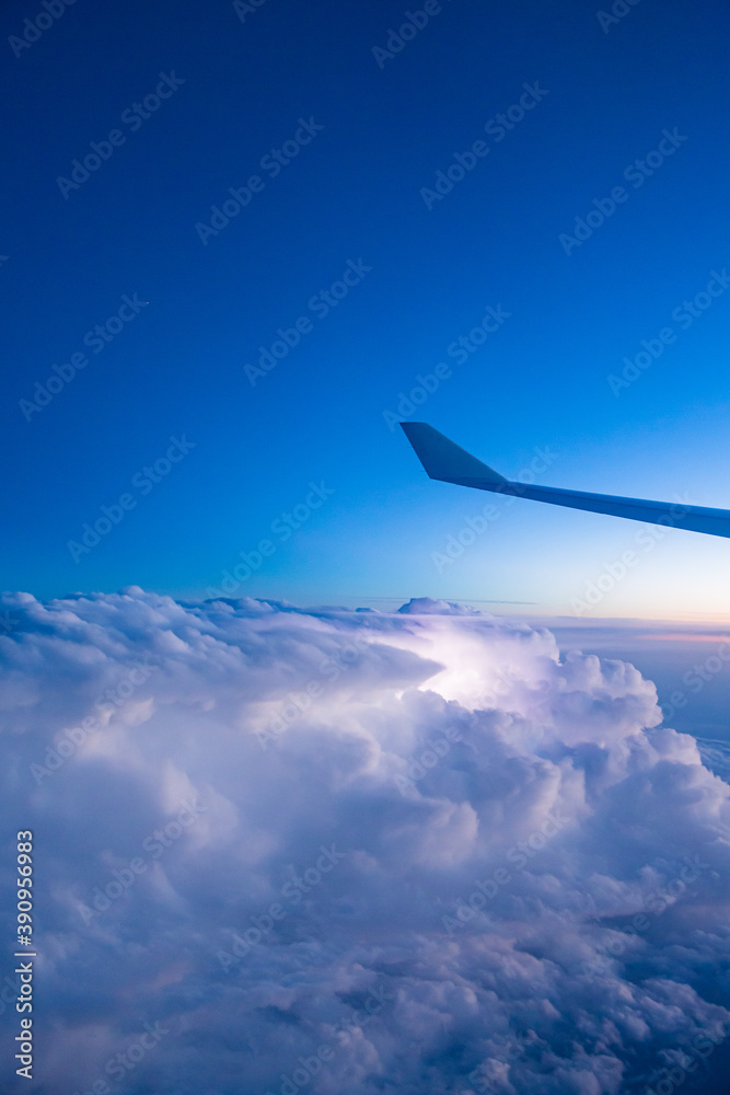 Fototapeta premium 飛行機の窓から見える積乱雲