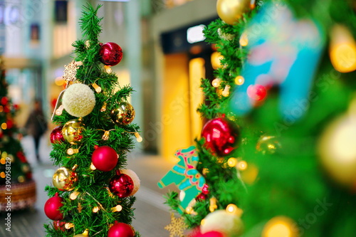 商業施設に設置された集客用のクリスマスツリー