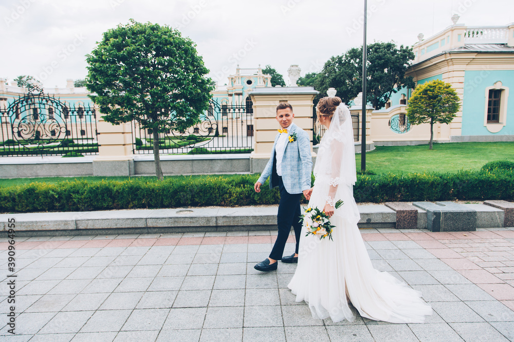 Obraz premium Lemon wedding at the groom's with the bride in a wedding dress