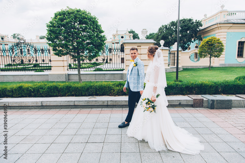 Obraz premium Lemon wedding at the groom's with the bride in a wedding dress