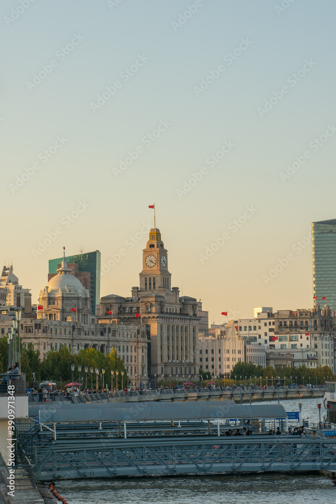 Fototapeta premium Night view of the historic architecture at Shanghai's bund.