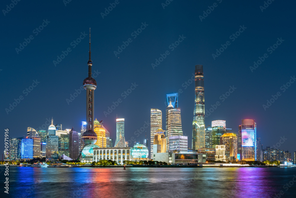 Obraz premium Night view of Lujiazui, the financial district in Shanghai, China.