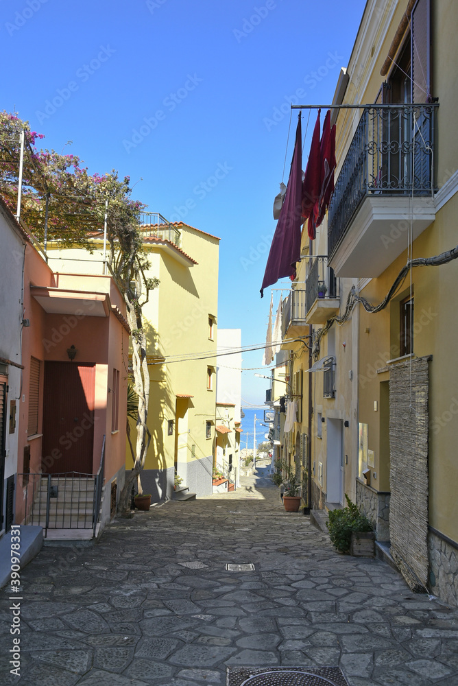 A narrow street among the old houses of Massa Lubrense, un villaggio di pescatori nella regione Campania, Italy.