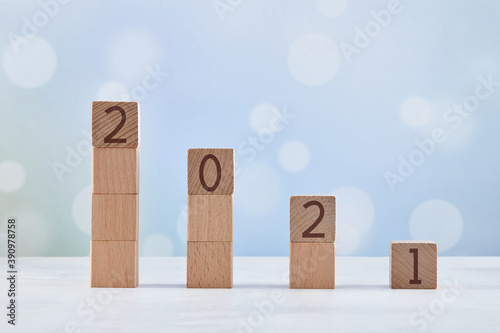 Billede på lærred "2021" made of wooden cubes arranged in descending order - concept of decline