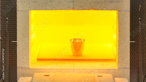 Test on a laboratory muffle in which a sample is calcined in a platinum crucible