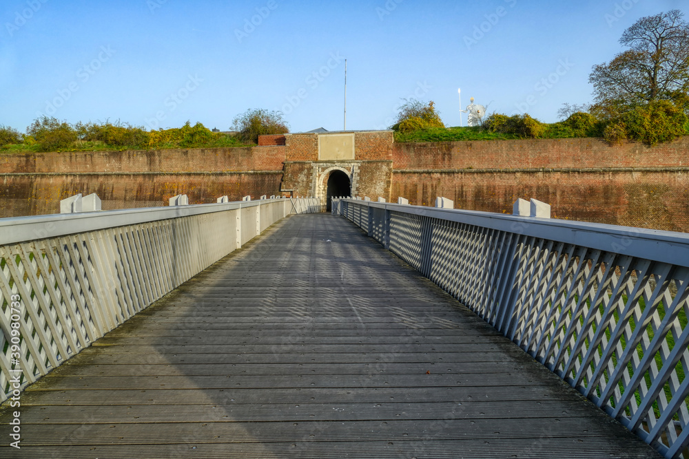Brücke zu einer historischen Zitadelle in Jülich