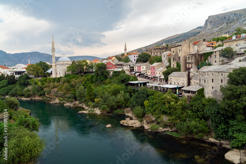 Foto Old town of Mostar, Bosnia and Herzegovina, view from Stari Most bridget to Nere