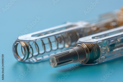 Macro photography of an pre-filled syringe with an automatic safety system.