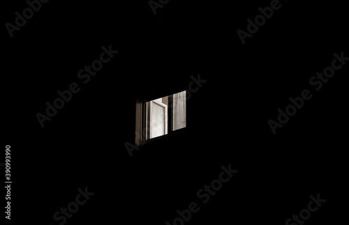 fenêtre dans la nuit au couvre feu-confinement photo