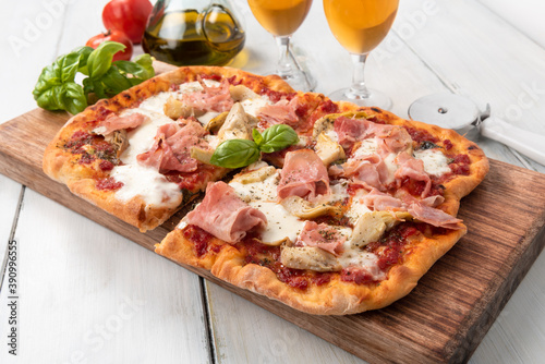 Pizza fatta in casa con prosciutto cotto e carciofini