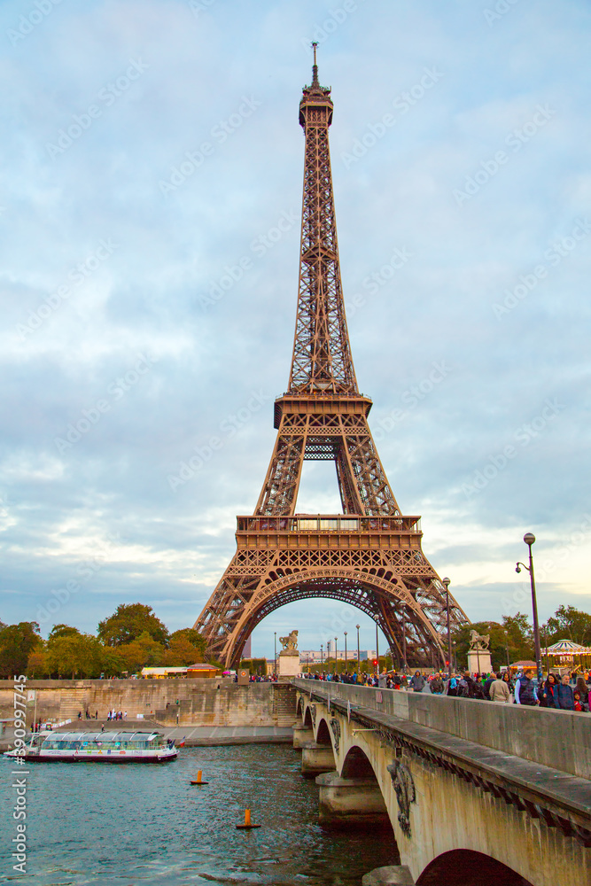 Fototapeta Pionowe ujęcie wieży Eiffla w Paryżu, Francja