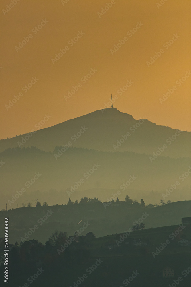 Sonnenuntergang, Nebel und Berge