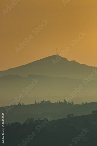 Obraz na płótnie Sonnenuntergang, Nebel und Berge w salonie