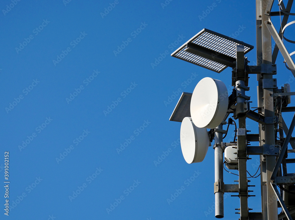Antenna parabolica delle telecomunicazioni e ripetitori del segnale telefonico e radio televisivo. Antenna parabolica delle telecomunicazioni e ripetitori del segnale telefonico e radio televisivo.