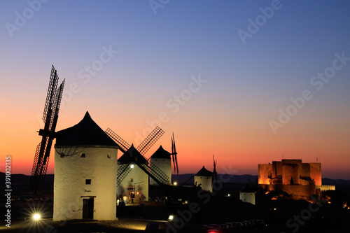 Moulins en Espagne au coucher de soleil