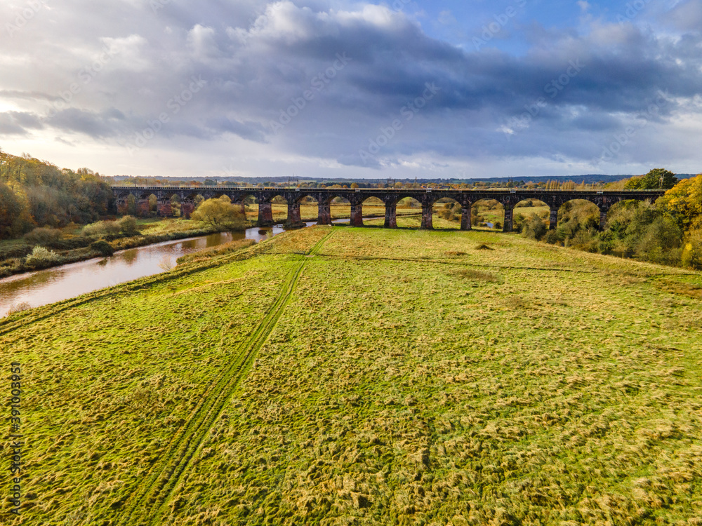 Foto de Dutton Viaduct is a railway viaduct on the West Coast Main Line