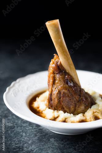 Obraz na płótnie rustic english lamb shanks with mashed potato comfort food w salonie