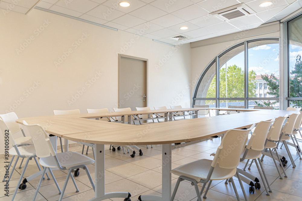 Salle de réunion avec grande baie vitrée en demi-cercle Salle de réunion avec grande baie vitrée en demi-cercle