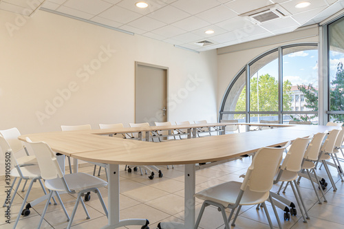 Salle de réunion avec grande baie vitrée en demi-cercle photo