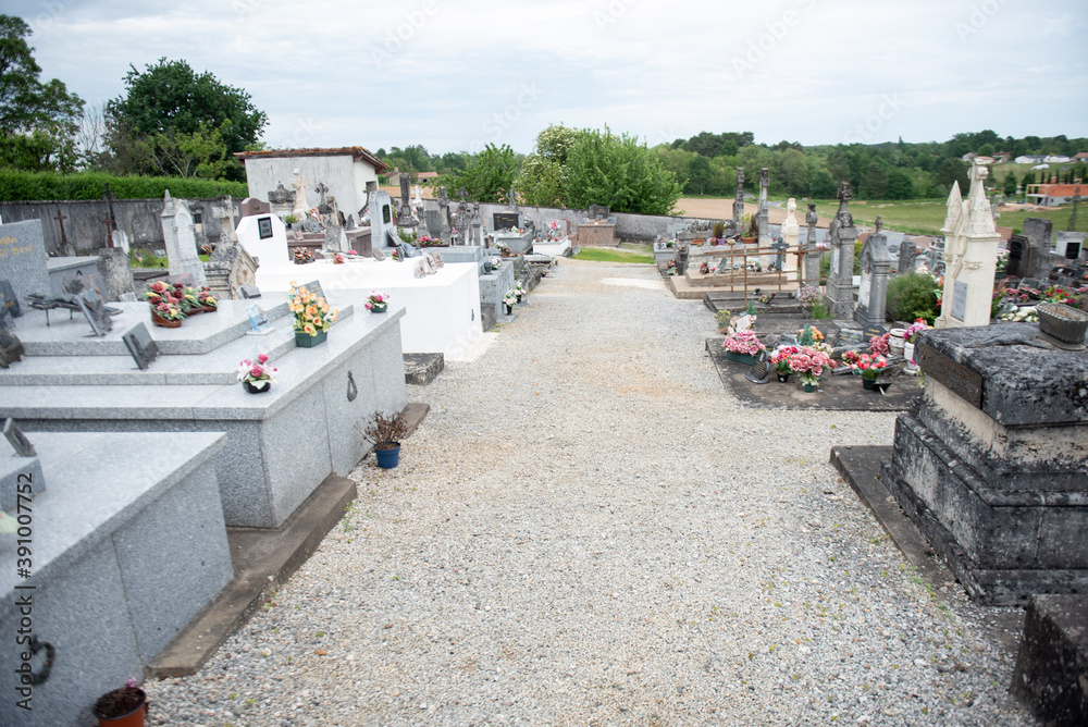 Fototapeta premium FRA - CORONAVIRUS - CONTAMINATIONS AFTER OBSECES