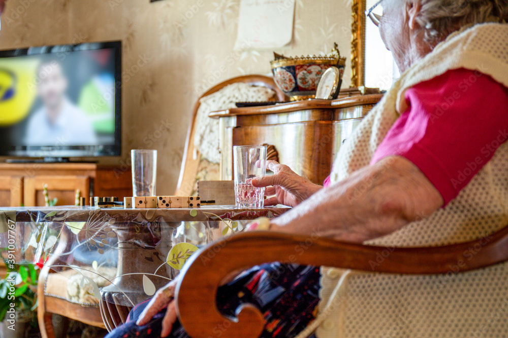 Naklejka premium Hydratation d'une personne âgée à domicile