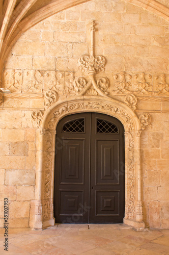 architectual detail of the Jerónimos Monastery © darksideofpink