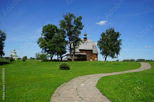 Tableau sur toile path to the Museum of Wooden Architecture in Suzdal. Russia