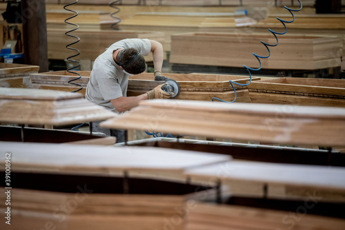 FRA - FABRICATION DE CERCUEILS - USINE BERNIS PROBIS