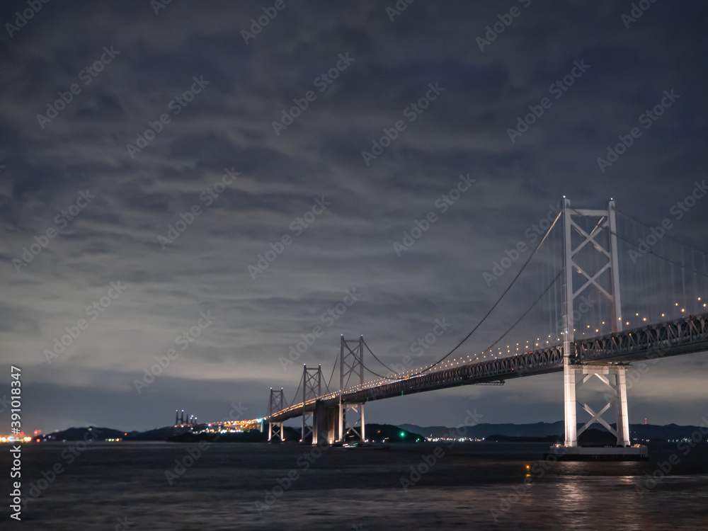 曇りの夜の瀬戸大橋