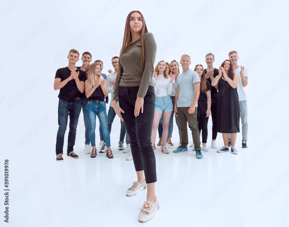 Obraz premium girl leader and a group of young people standing in a spacious hall
